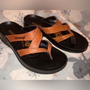 Aerosoft Women's Tan and Black Sandals Size 6.5/7 (37) NWOT